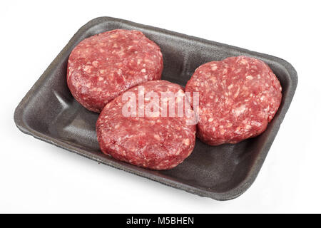 Fach mit rohem Rindfleisch Burger oder Hackfleisch auf weißem Hintergrund Stockfoto