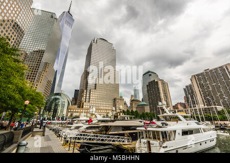 Das One World Trade Center von North Cove Marina Manhattan New York, New York, USA Stockfoto