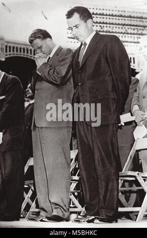 Evangelist Billy Graham und Vice President Richard Nixon bug Köpfe im Gebet während dem Höhepunkt der evangelistischen Billy Grahams sammeln Juli 20, 1958 im Yankee Stadium in New York City mit schätzungsweise 85.000 Menschen im Stadion und anderen 2500 außerhalb der Ballpark. Stockfoto