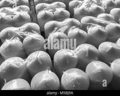 Kerzen in Plastikverpackung. Hintergrund. Muster. Stockfoto