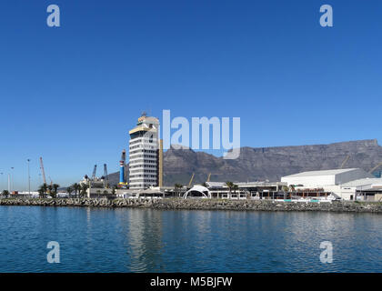 Den Tafelberg und den Hafen von Kapstadt aus mit der Fähre nach Robben Island gesehen im Table Bay im Atlantik in Südafrika Stockfoto