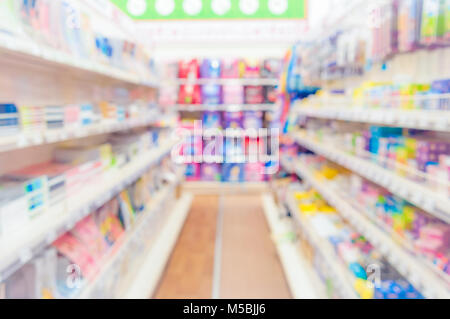 Abstrakte verschwommen Supermarkt Gang mit bunten Regale und Unerkennbare Kunden als Hintergrund School Supplies Stockfoto