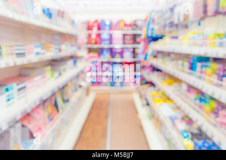 Abstrakte verschwommen Supermarkt Gang mit bunten Regale und Unerkennbare Kunden als Hintergrund School Supplies Stockfoto