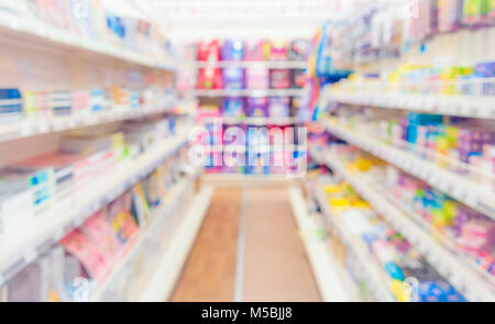 Abstrakte verschwommen Supermarkt Gang mit bunten Regale und Unerkennbare Kunden als Hintergrund School Supplies Stockfoto