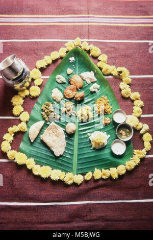 Typische Maharashtrian Essen serviert auf Banana leaf Stockfoto