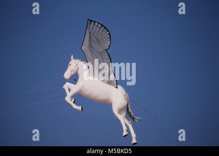 Drachen fliegen auf International Kite Festival, Juhu, Mumbai, Maharashtra, Indien Stockfoto