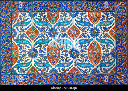 Osmanischen stil Glasierte keramische Fliesen aus Iznik (Türkei) dekoriert mit floralen Ornamenten, aus dem Museum für Islamische Kunst Holdings, Kairo, Ägypten Stockfoto