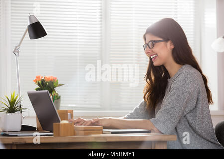Porträt eines lächelnden jungen Frau am Arbeitsplatz im Büro Stockfoto