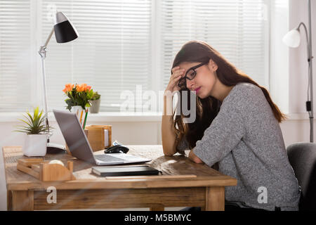 Traurig, deprimiert Junge Geschäftsfrau im Büro Stockfoto