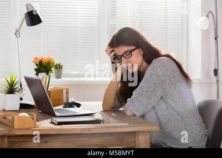 Traurig, deprimiert Junge Geschäftsfrau im Büro Stockfoto