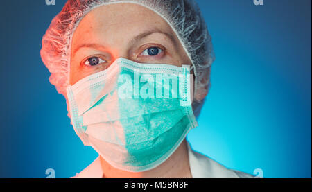 Headshot Portrait von weiblichen Healthcare Professional in Uniform an der Kamera schaut. Medizin und Gesundheit Industrie Arbeiter im Krankenhaus. Stockfoto