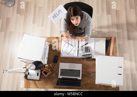Erhöhte Ansicht einer Geschäftsfrau Übersicht Hilfe am Arbeitsplatz im Büro Stockfoto