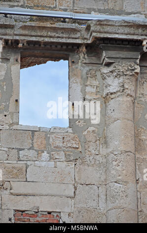 Moderne Fenster in der Wand des Kaisers Diokletian Palast in Split, Kroatien Stockfoto