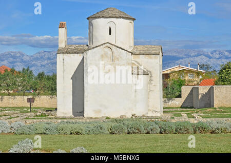 Tausend Jahre alten byzantinischen Kirche, in Nin Kroatien, Velebit Gebirge im Hintergrund Stockfoto