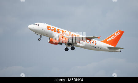 Easyjet airliner Airbus A 319-111 in der Luft, die von einem Flughafen in aufsteigender Stockfoto