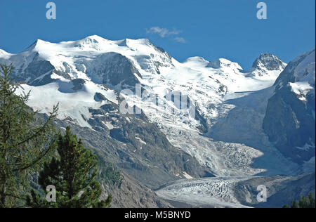 Die majestätischen Piz Bernina in den südlichen Schweizer Alpen über St. Moritz. Piz Morteratsch auf der rechten Seite Stockfoto