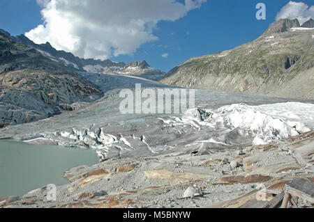 Der Rhonegletscher in Teil geschützt, durch Planen schmelzen aufgrund der globalen Erwärmung zu reduzieren. Im Hintergrund die Tireralpistock Stockfoto