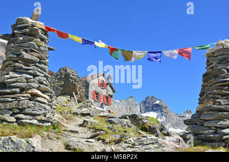 Die Schweizer Berghütte von valsorey mit buddhistischer Gebetsfahnen und Stupas. Auf der Grand Combin im südlichen Schweizer Alpen Stockfoto