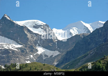 Die ehrfürchtige Piz Bernina und Piz Palu auf der linken Seite oberhalb St. Moritz in den südlichen Schweizer Alpen. Stockfoto