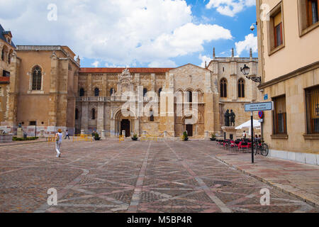 Leon, Spain-July 5,2017: Die Basilika de San Isidoro de Leon. Sein an der Stelle des antiken Römischen Tempel entfernt. seine christlichen Wurzeln kann zurück verfolgt werden können Stockfoto