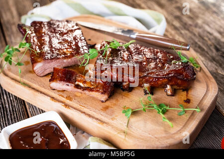 Geräuchertes Barbecue Schweinerippchen Stockfoto
