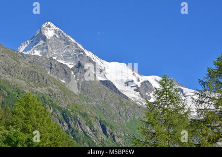 Die Dent Blanche in den südlichen Schweizer Alpen, gesehen aus dem Norden im Sommer Stockfoto
