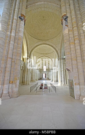 Das kirchenschiff der Abtei von Fontevraud, wo die englischen Könige Heinrich II. und Richard Löwenherz begraben sind Stockfoto