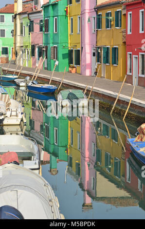 Kanal und bunten Häusern mitten in der hübschen kleinen Insel Burano in der Lagune von Venedig Stockfoto