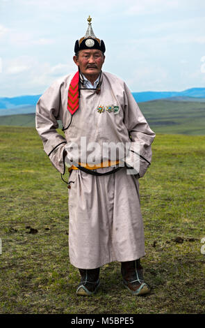 Ältere männliche Nomad in traditioneller Kleidung in der Steppe der Mongolei Stockfoto