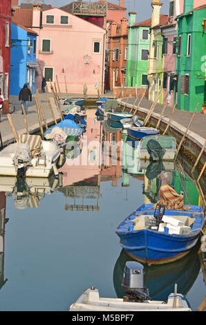Kanal in der Mitte der friedlichen Insel Burano mit seinen bunten Häusern, in der Lagune von Venedig, Italien Stockfoto