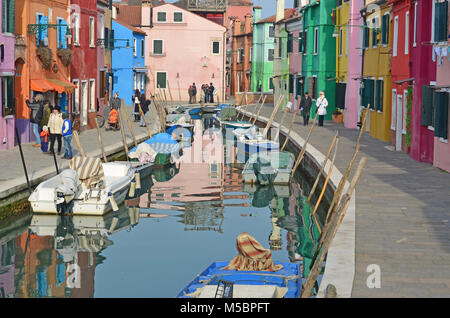 BURANO, ITALIEN - Januar 27: Touristen genießen Winter Sonnenschein auf der schönen Insel Burano: Januar 27, 2016 in Burano, Italien Stockfoto