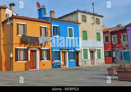 Bunten Häuser auf der Insel Burano in der Lagune von Venedig. Keine zwei benachbarten Häusern haben die gleiche Farbe Stockfoto