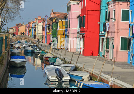 Kanal mit Booten, gesäumt von bunten Häusern auf der Insel Burano in der Lagune Venedig Stockfoto