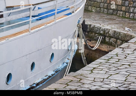 Detail eines alten touristische Schiff festgebunden auf einem kleinen Pier in Ohrid See Stockfoto