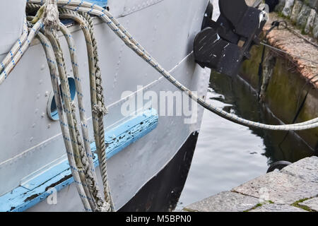 Detail eines alten touristische Schiff festgebunden auf einem kleinen Pier in Ohrid See Stockfoto