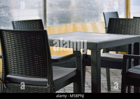 Tisch und Stühle in den Garten eines kleinen Cafe Bar Stockfoto