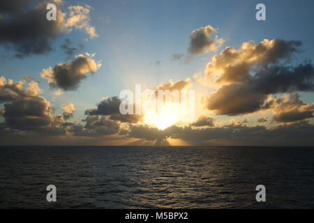 Sonnenuntergang über dem Atlantischen Ozean Stockfoto