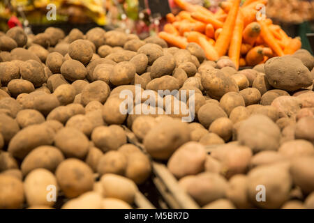 Frische Mandarine Kartoffeln und Karotten Textur auf dem Markt. Hintergrund Stockfoto