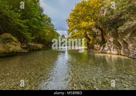 Wilden Flusses Acheron in Griechenland mit Wolken und die natürliche Vegetation Stockfoto