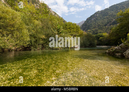 Acheron Fluss in Griechenland mit blauem Himmel und natürlichen, grünen Vegetation Stockfoto