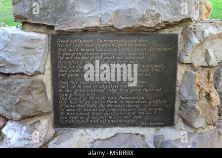 Eine Tafel mit einem Gedicht von John oxenham, gelegen auf der Basis der Caribou Monument, das sich in der newfoundland Memorial Park Beaumont-Hamel Stockfoto