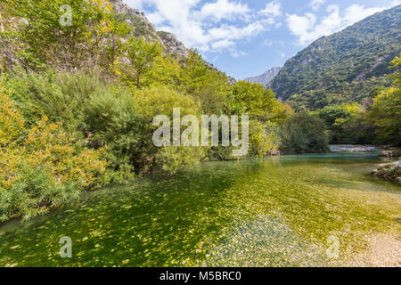 Acheron Fluss Landschaft in Griechenland, blauen Himmel, Berge, Wald Stockfoto