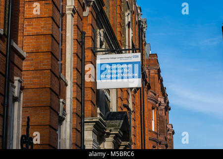 London, Großbritannien, 17. Februar 2018: Der Haupteingang des Great Ormond Street Hospital für Kinder in Bloomsbury mit einem Hinweisschild im Vordergrund. Stockfoto