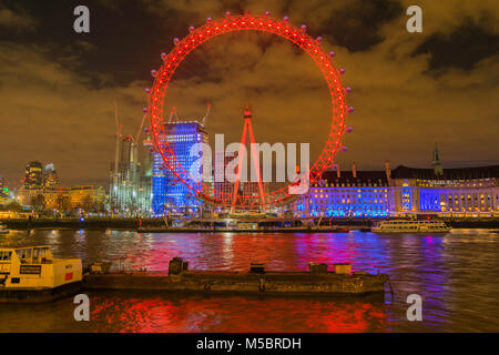 London, Großbritannien, 17. Februar 2018: UK Skyline am Abend. Ilumination auf das London Eye und die Gebäude neben der Themse Stockfoto