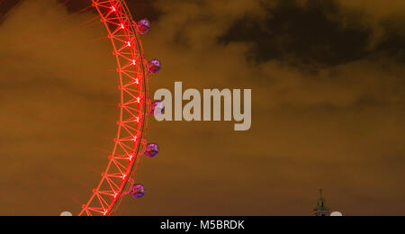 London, Großbritannien, 17. Februar 2018: UK Skyline am Abend. Ilumination auf das London Eye und die Gebäude neben der Themse Stockfoto