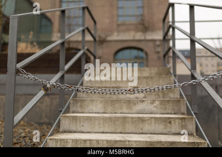 Treppe ist verschlossen und es gibt keinen Durchgang Stockfoto