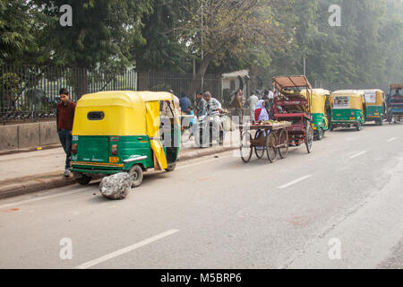 Tuk Tuks, aufgereiht auf einer Straße in Indien Stockfoto