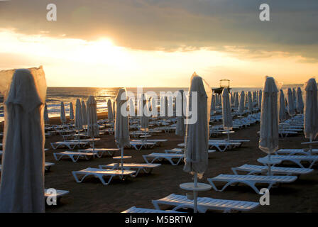 Einsamen Strand im Winter auf Mediterranen Küste von Antalya, Türkei Stockfoto