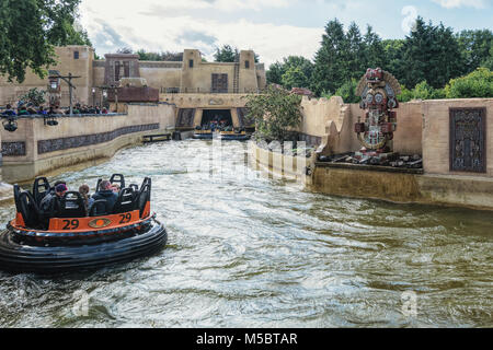 Kaatsheuvel, Niederlande - 19 August 2017: Die Attraktion Piranha im Freizeitpark Efteling in den Niederlanden Stockfoto