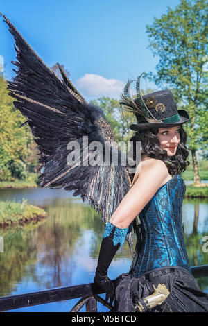 April 19, 2014, Haarzuilens, Niederlande: Schöne junge Frau Kleider als Fantasie Figur mit Flügel, stellt auf der Schiene einer Brücke am Elf Stockfoto